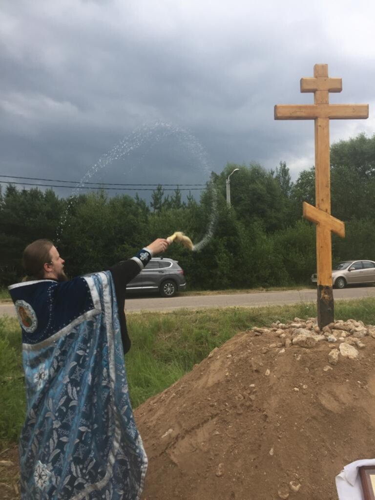 Освящение поклонного креста в деревне Минино